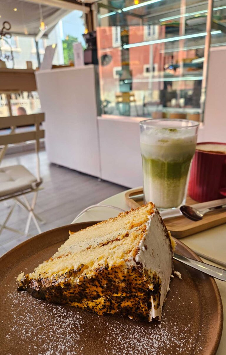 lambreta coffee & food: cafe in lisbon with delicious cakes, breakfast and brunch