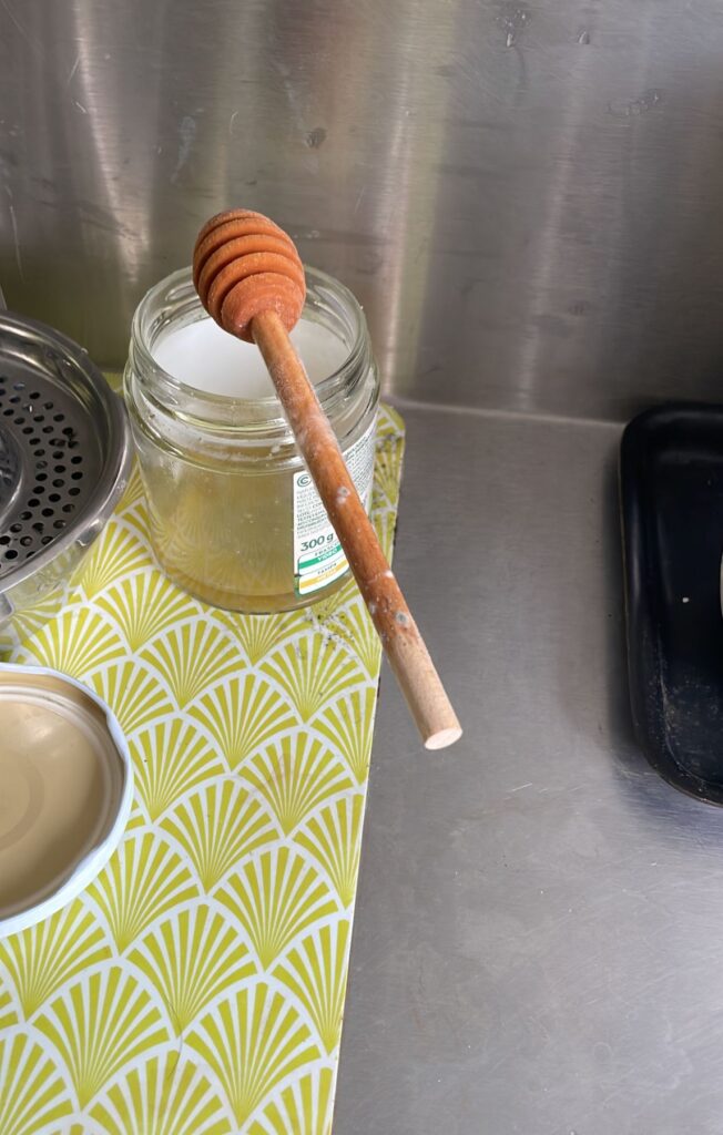 mold growing in kitchen | mold problems in Lisbon | mold in apartment